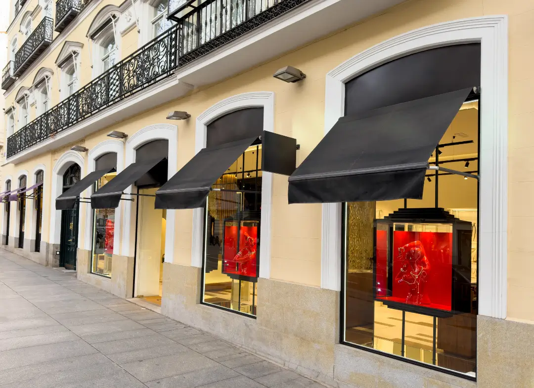 Façade vitrine de magasin en aluminium sur mesure à Gleizé